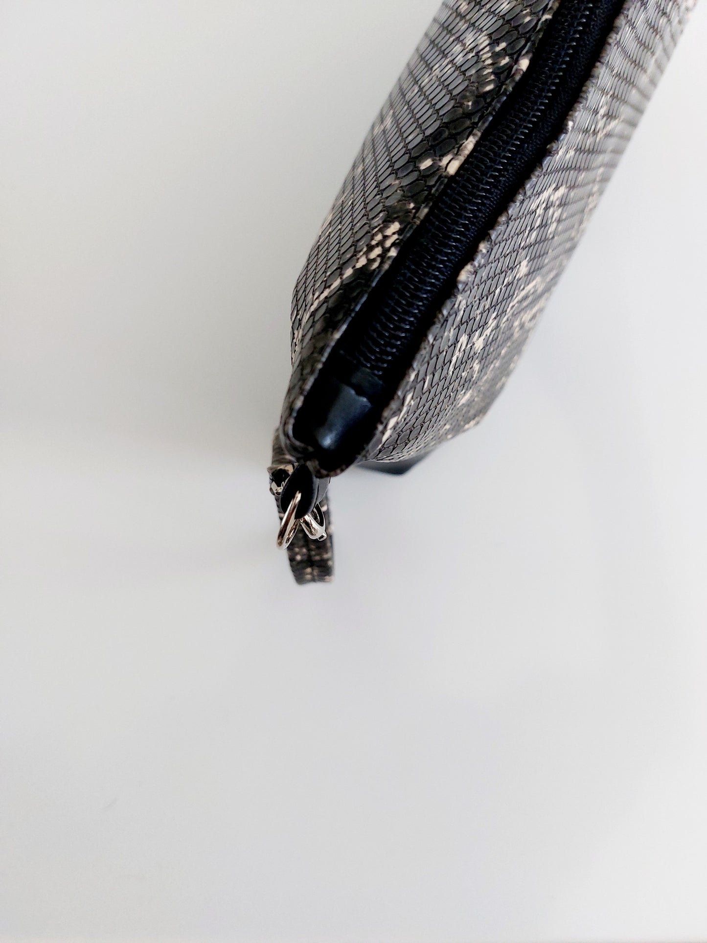 "POSCÈ" pochette in similpelle nero/Frida teschi