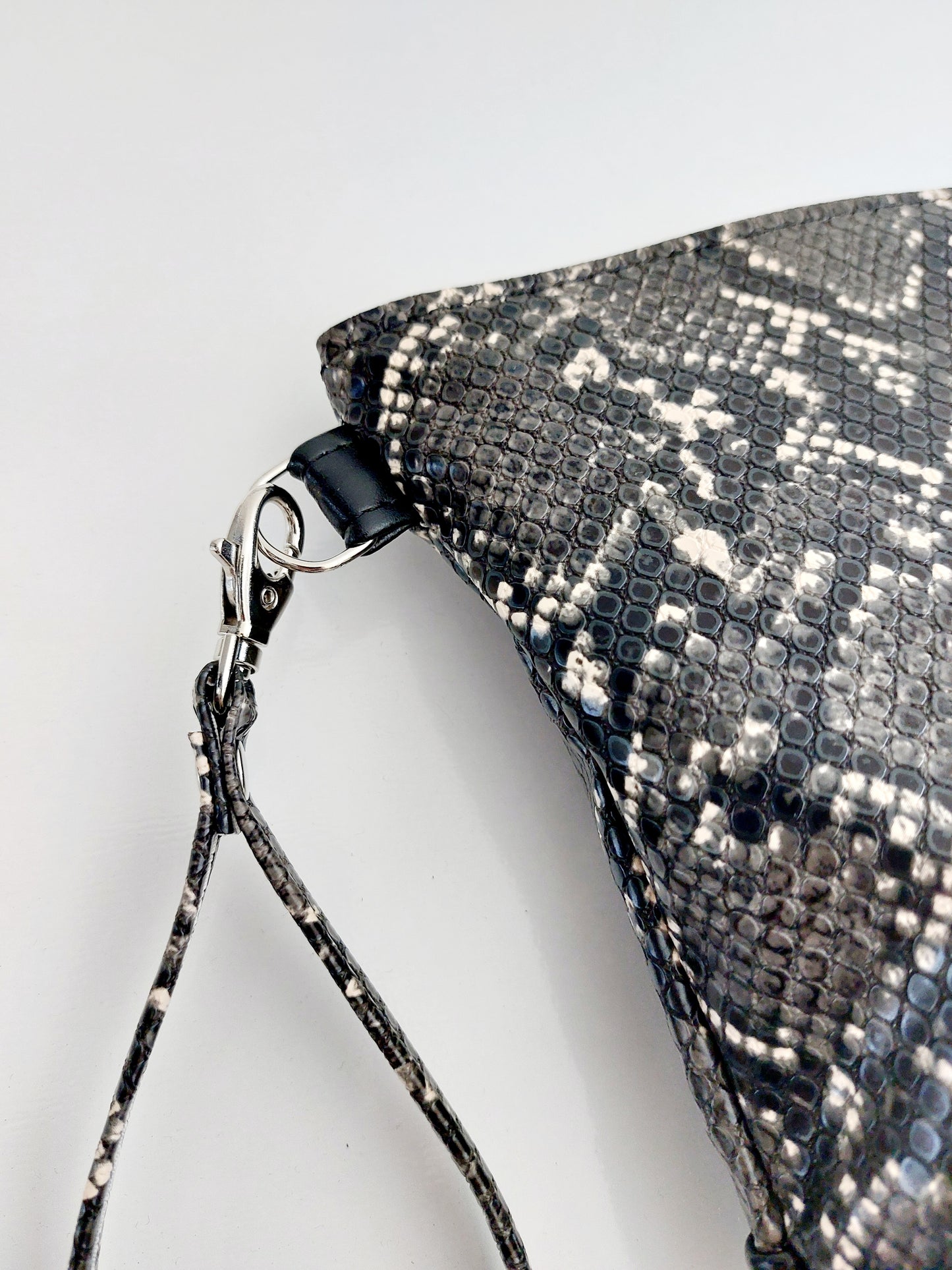 "POSCÈ" pochette in similpelle grigio/true love nero